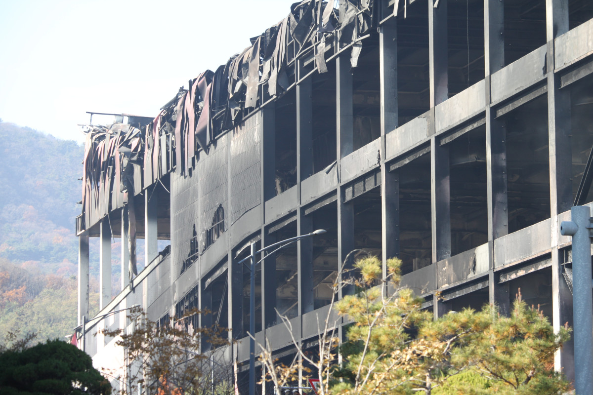 ▲[천안=뉴시스] 최영민 기자=지난 15일 오전 6시 8분께 발생한 충남 천안시 풍세면 이랜드패션 물류센터 화재 이튿날인 16일, 화재 현장은 불에 잔뜩 그을린 골조만이 이곳이 물류창고였음을 말해주고 있다. 2025.11.16 ymchoi@newsis.com (뉴시스)