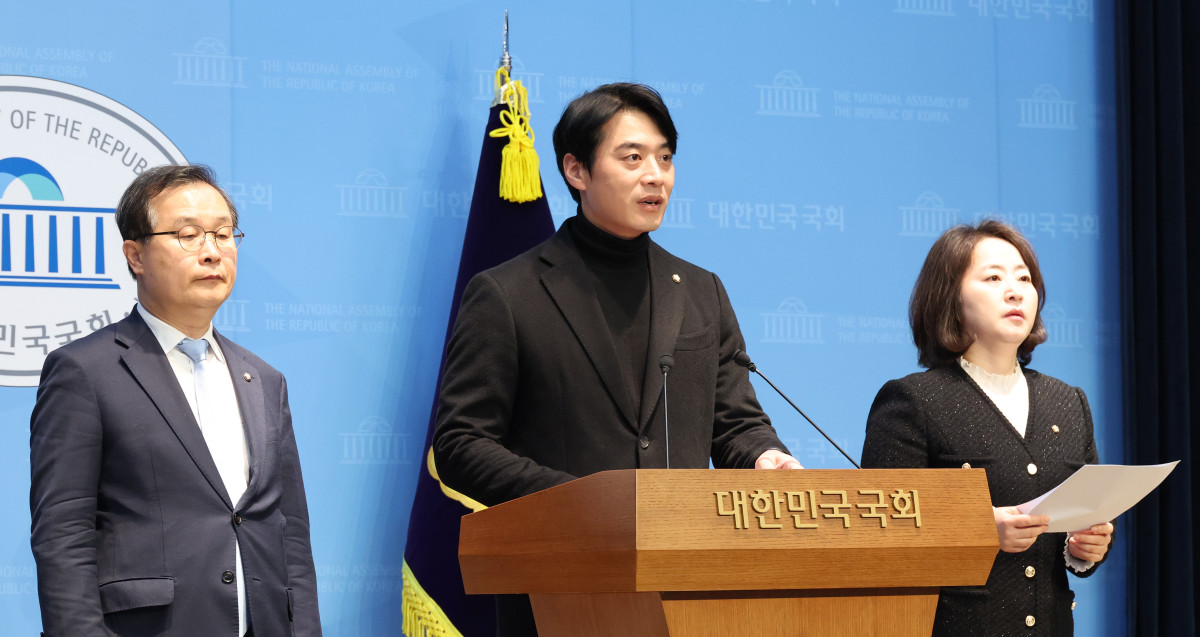 ▲한준호 더불어민주당 정치검찰조작기소대응특별위원회 위원장이 16일 오전 서울 여의도 국회 소통관에서 대장동 사건 관련 정영학 녹취록이 검찰에 의해 조작됐다고 주장·규탄하는 기자회견을 하고 있다. (사진=뉴시스)