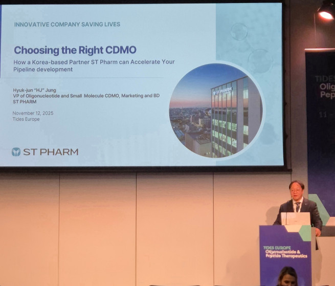 ▲정혁준(사진) 에스티팜 상무가 EURO TIDES 2025에서 발표하고 있다. (사진제공=에스티팜)