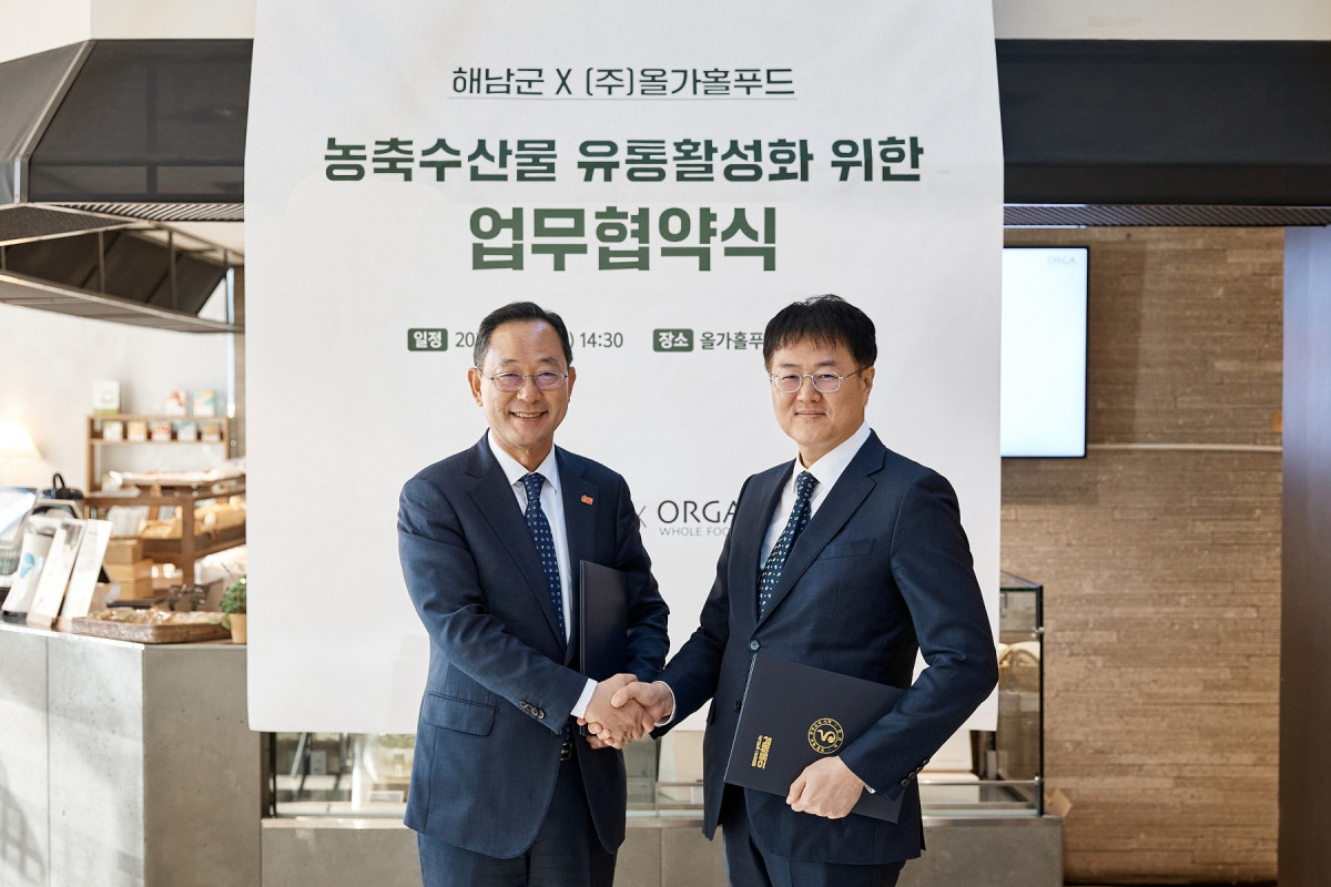 ▲14일 서울 송파구 올가홀푸드 방이점에서 열린 농축수산물 유통활성화를 위한 업무협약식에서 권순욱(오른쪽) 올가홀푸드 대표와 명현관 해남군수가 기념 촬영을 하고 있다. (사진제공=풀무원)