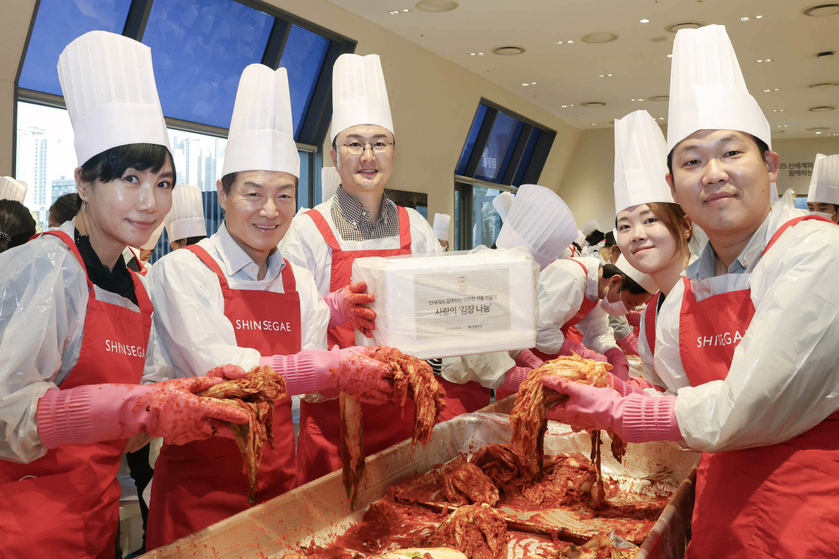 ▲박주형 신세계백화점 대표와 임직원들이 '사랑의 김장 나눔' 행사에서 포즈를 취하고 있다. (사진제공=신세계)