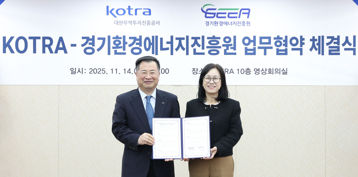 ▲코트라와 경기환경에너지진흥원은 11월 14일 코트라 본사에서 ‘기후테크 글로벌 진출 지원 업무협약’을 체결했다. 강경성 코트라 사장(왼쪽)과 김혜애 경기환경에너지진흥원장(오른쪽)이 업무협약 체결 후 기념촬영을 하고 있다. (사진제공=코트라)