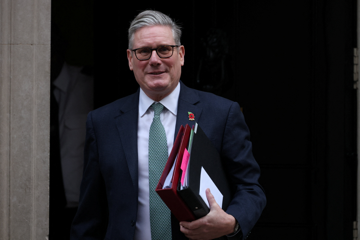 ▲키어 스타머 영국 총리가 12일(현지시간) 영국 런던 다우닝가 10번지 총리 관저를 나서고 있다.  (런던/로이터연합뉴스)