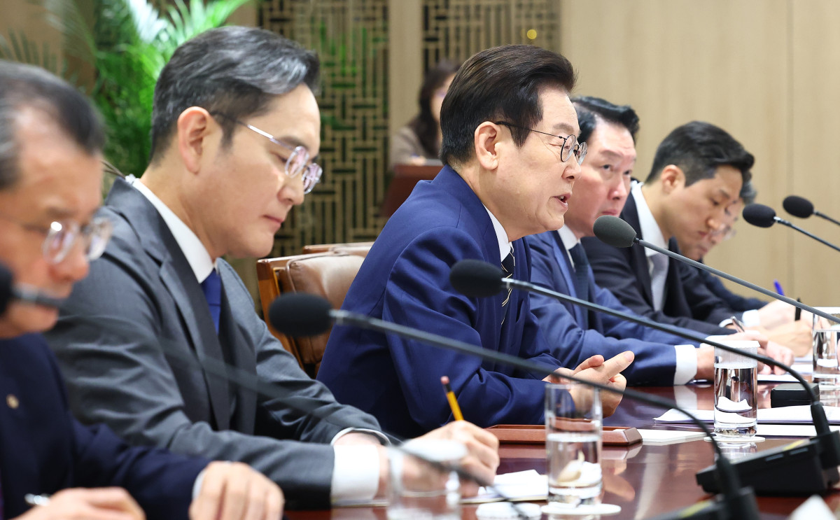 ▲이재명 대통령이 16일 용산 대통령실에서 열린 한미 관세협상 후속 민관 합동회의에서 발언하고 있다. 왼쪽부터 여승주 한화그룹 부회장, 이재용 삼성전자 회장, 이재명 대통령, 최태원 SK그룹 회장, 정기선 HD현대 회장, 하준경 경제성장수석. (사진=연합뉴스)