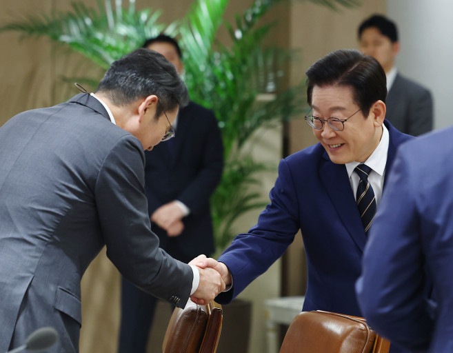 ▲이재명 대통령이 16일 용산 대통령실에서 열린 한미 관세협상 후속 민관 합동회의에서 이재용 삼성전자 회장과 인사하고 있다.   (연합뉴스)