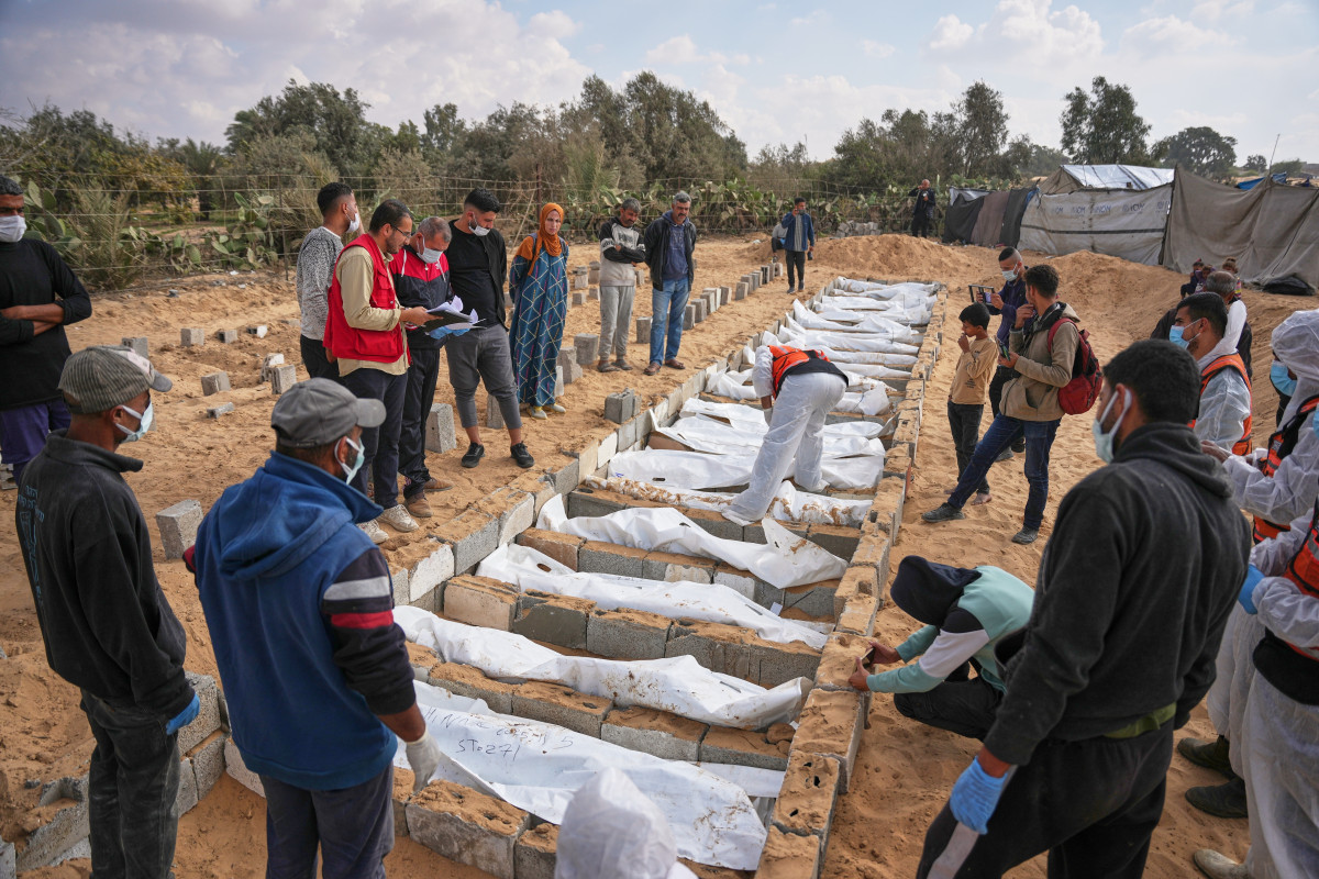 ▲이스라엘-하마스 간 휴전 협저으이 일환으로 이스라엘에서 돌아온 팔레스타인인들의 시신이 가자 지구에 있는 데이르 알-발라에 묻혀 있다. (AP연합뉴스)