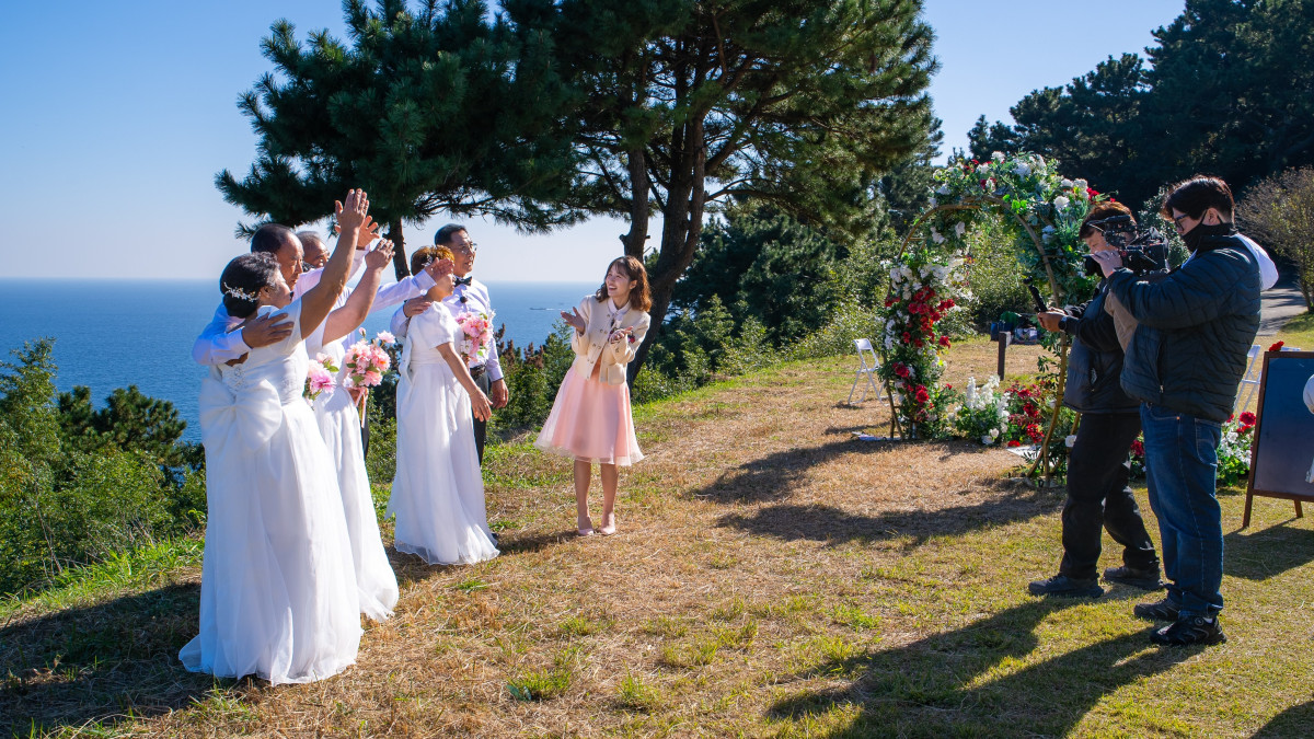 ▲지심도,에서 자연과 함께하는 웨딩촬영을 참가자들과 함께 하고 있다 (사진출처=거제시)