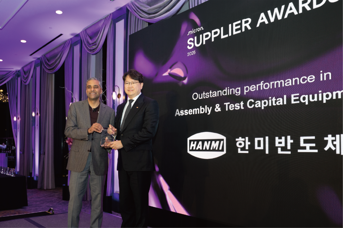 ▲마니시 바티아 마이크론 테크놀로지 부회장과 곽동신 한미반도체 회장 (자료제공=한미반도체)