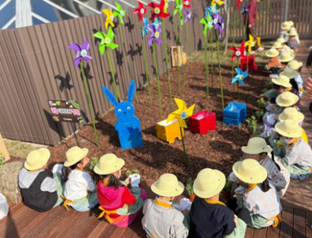 ▲시청사 4층 하늘정원에서 시청어린이집 7세반 24명이 참여하고 있다.  (사진제공=부산시)