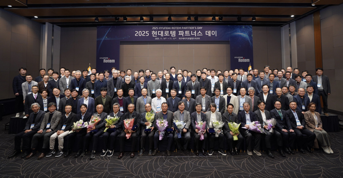 ▲이용배 대표이사 사장(셋째줄 왼쪽 열세번째)과 이정엽 부사장(아홉번째) , 김두홍 재경본부장(열번째) 등 현대로템 주요 임원들이 14~15일 제주 서귀포시 해비치 호텔앤드리조트에서에서 진행된 ‘2025 현대로템 파트너스 데이’에서 협력업체 대표들과 기념촬영을 하고 있다. (사진= 현대로템)
