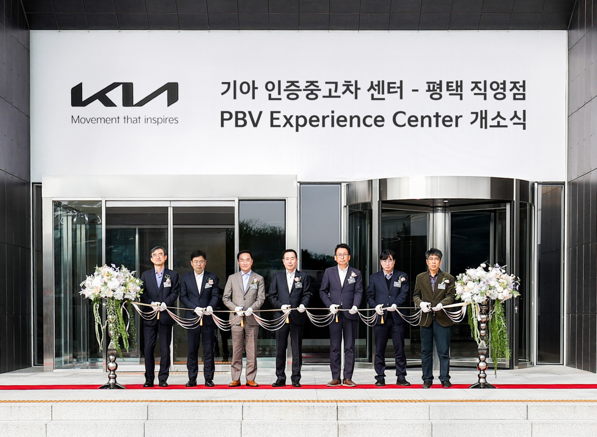 ▲기아 인증중고차 센터 평택 직영점 및 PBV 익스피리언스 센터 개소식에 참석한 (왼쪽부터) 허노윤 한국도로공사 수도권 본부장, 윤호남 기아 경영지원3실장, 정장선 평택시장, 정원정 기아 국내사업본부장, 강정구 평택시의회 의장, 박근균 경기도 국제협력국장, 유승영 평택시의회 의원이 기념 촬영을 하고 있는 모습 (사진=기아)
