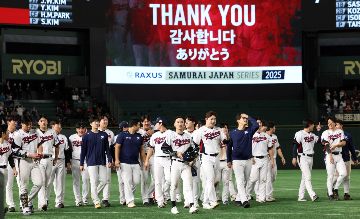 ▲16일 일본 도쿄돔에서 열린 2025 K베이스볼 시리즈 대한민국과 일본의 평가전. 7-7 무승부를 기록한 대표팀 선수들이 팬들에게 인사한 뒤 경기장을 빠져나가고 있다. (연합뉴스)