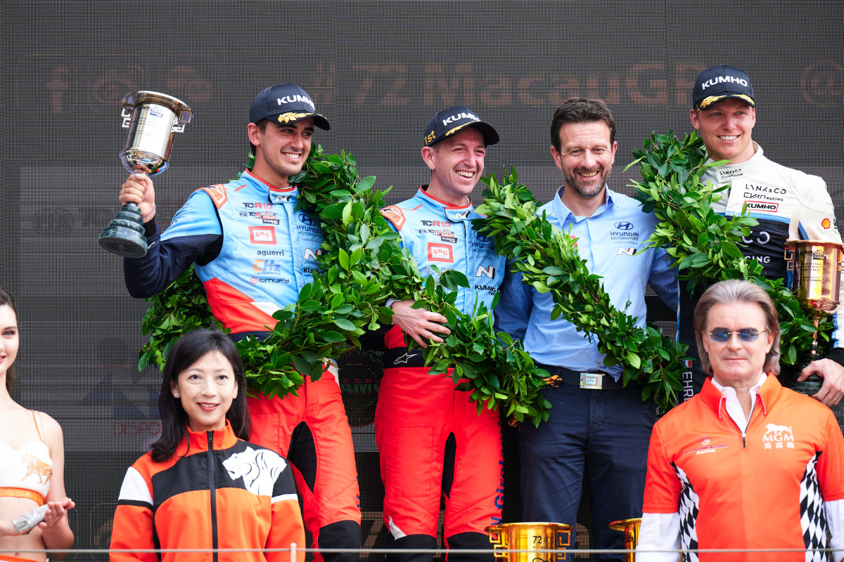▲BRC 현대 N 스쿼드라 코르세 팀 소속 네스토르 지로라미 선수와 미켈 아즈코나 선수가 11월 13~16일 열린 '2025 TCR 월드투어' 마카오 대회에서 우승ᆞ준우승을 차지하고 포디움에서 기뻐하는 모습. (사진=현대차)