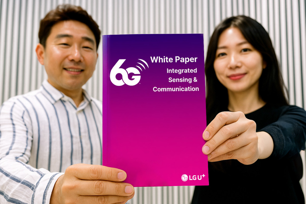 ▲LG유플러스는 6G 시대의 핵심 기술로 주목받는 통신·센싱 융합 기술(ISAC)을 주제로 ‘2025년 6G 백서’를 발간했다고 17일 밝혔다. 6G 백서 표지를 모델이 선보이고 있는 모습을 AI로 생성한 이미지. (사진제공=LG유플러스)