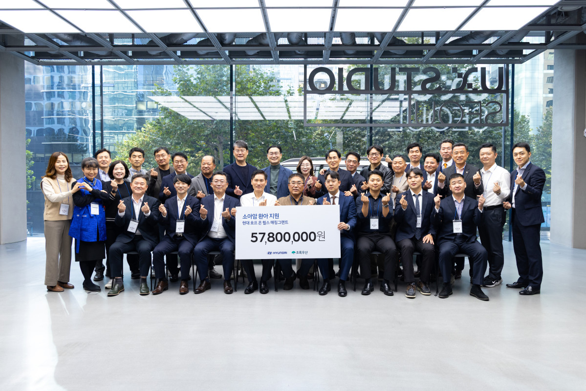 ▲ 14일 진행된 '현대 호프 온 휠스 매칭그랜트 기부금 전달식'에서 현대차 국내사업지원실장 김경조 상무(뒷줄 여섯 번째), 현대차 국내지원사업부장 윤효준 상무(뒷줄 아홉 번째), 현대차 국내사업본부장 정유석 부사장(뒷줄 열 번째), 초록우산 신정원 본부장(뒷줄 열한 번째)과 후원에 참여한 카마스터들이 기념 촬영을 하고 있는 모습. (사진=현대차)