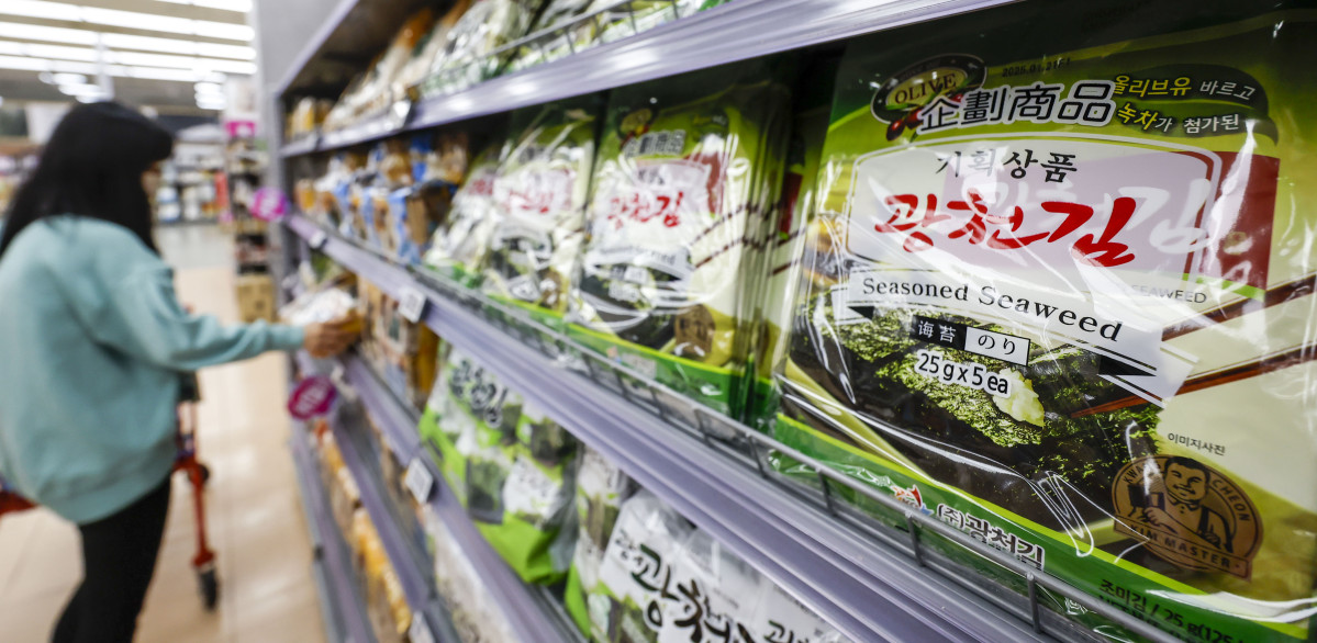 ▲서울시내 한 대형마트를 찾은 시민들이 김 제품을 살펴보고 있다. (뉴시스)