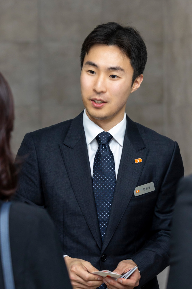 ▲전병우 삼양식품 신임 전무가 6월 밀양 제2공장 준공식에서 해외 바이어들을 만나고 있다. (사진제공=삼양라운드스퀘어)