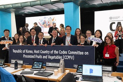 ▲10~14일 이탈리아 로마에서 열린 '국제식품규격위원회 제48차 총회'에 참석한 한국 대표단이 다른 국가 대표들과 기념 촬영을 하고 있다. (사진제공=농림축산식품부)