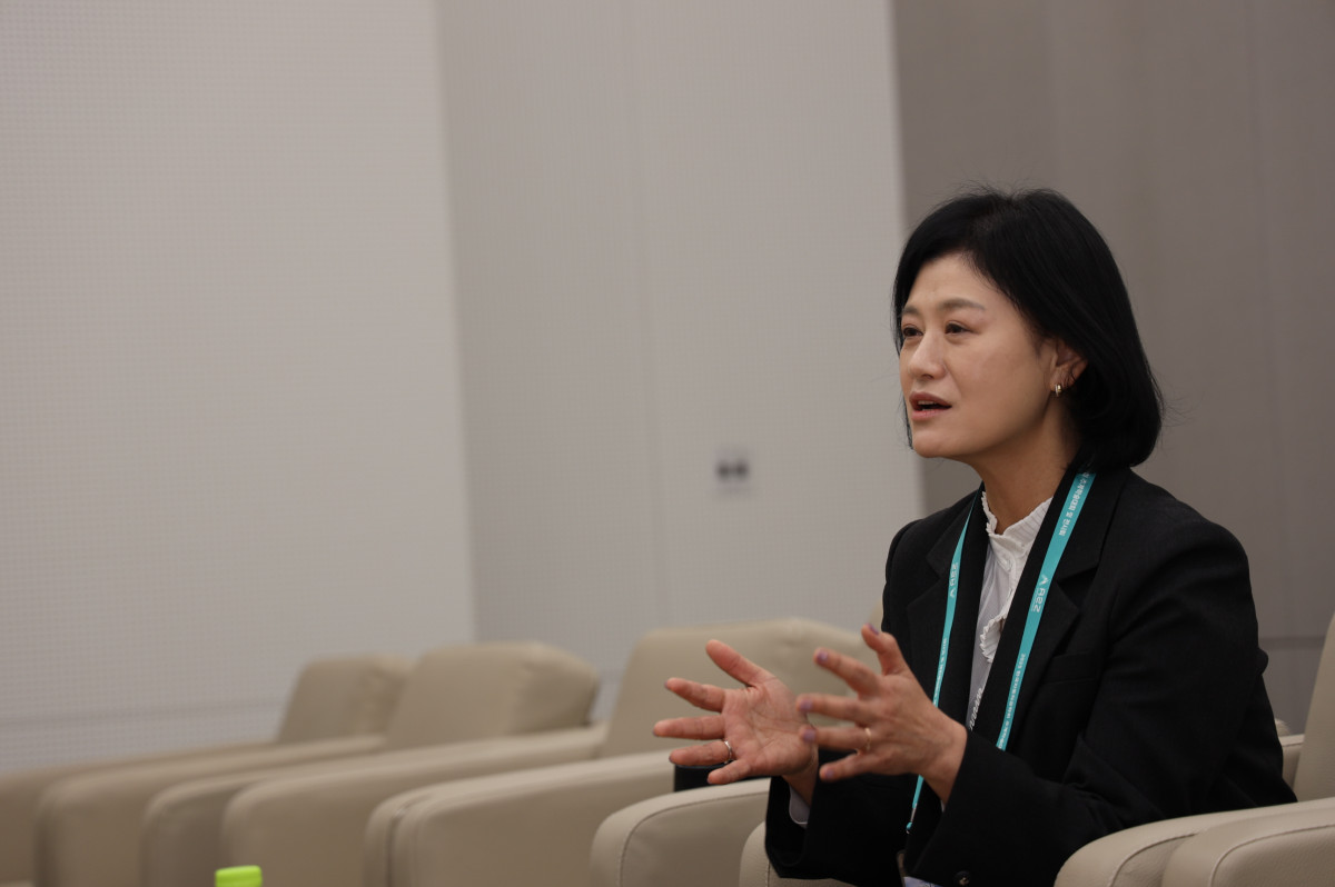 ▲정선경 한국자동차공학회 신임 회장이 본지와 인터뷰를 하고 있다. (사진=한국자동차공학회)