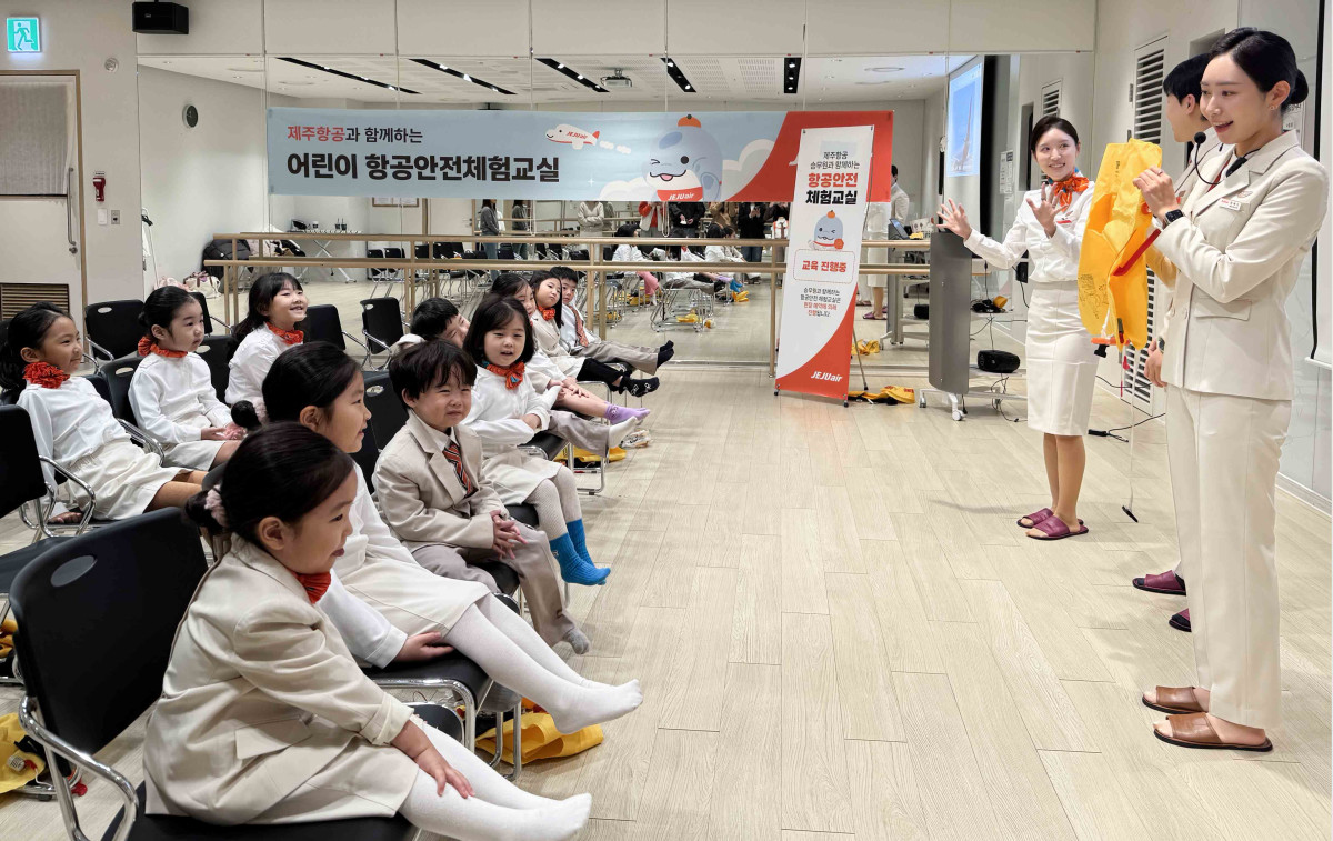 ▲제주항공 객실승무원들이 11월 16일 스타필드마켓 일산점에서 ‘제주항공과 함께하는 어린이 항공안전체험교실’을 진행했다. (사진=제주항공)