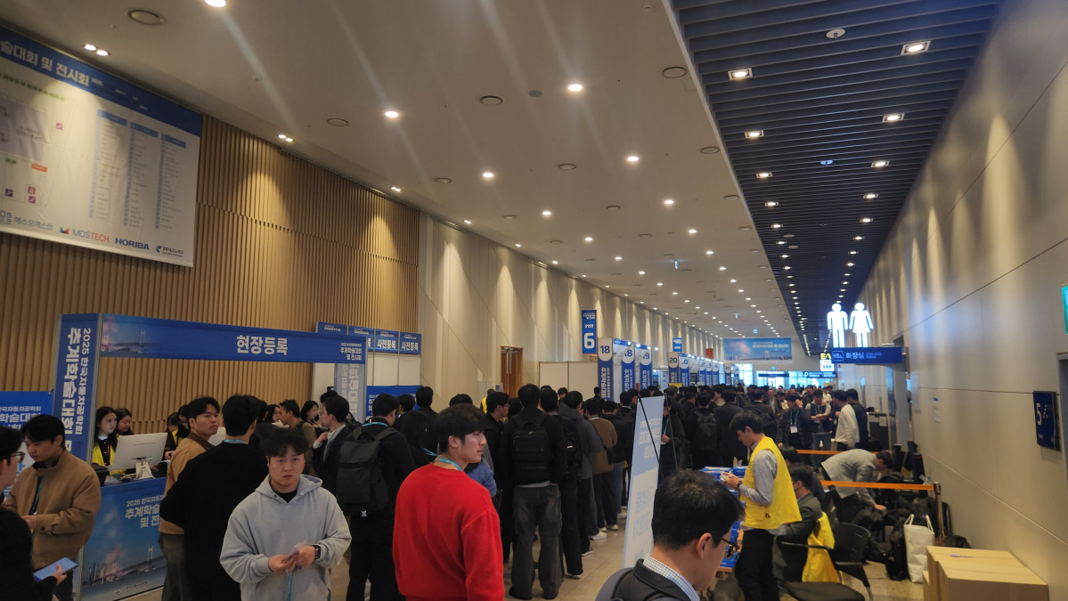 ▲부산항국제전시컨벤션센터(BPEX)에서 개최된 ‘2025 한국자동차공학회 추계학술대회 및 전시회’에서 강연을 진행하고 있다. 김채빈 기자 chaebi@
