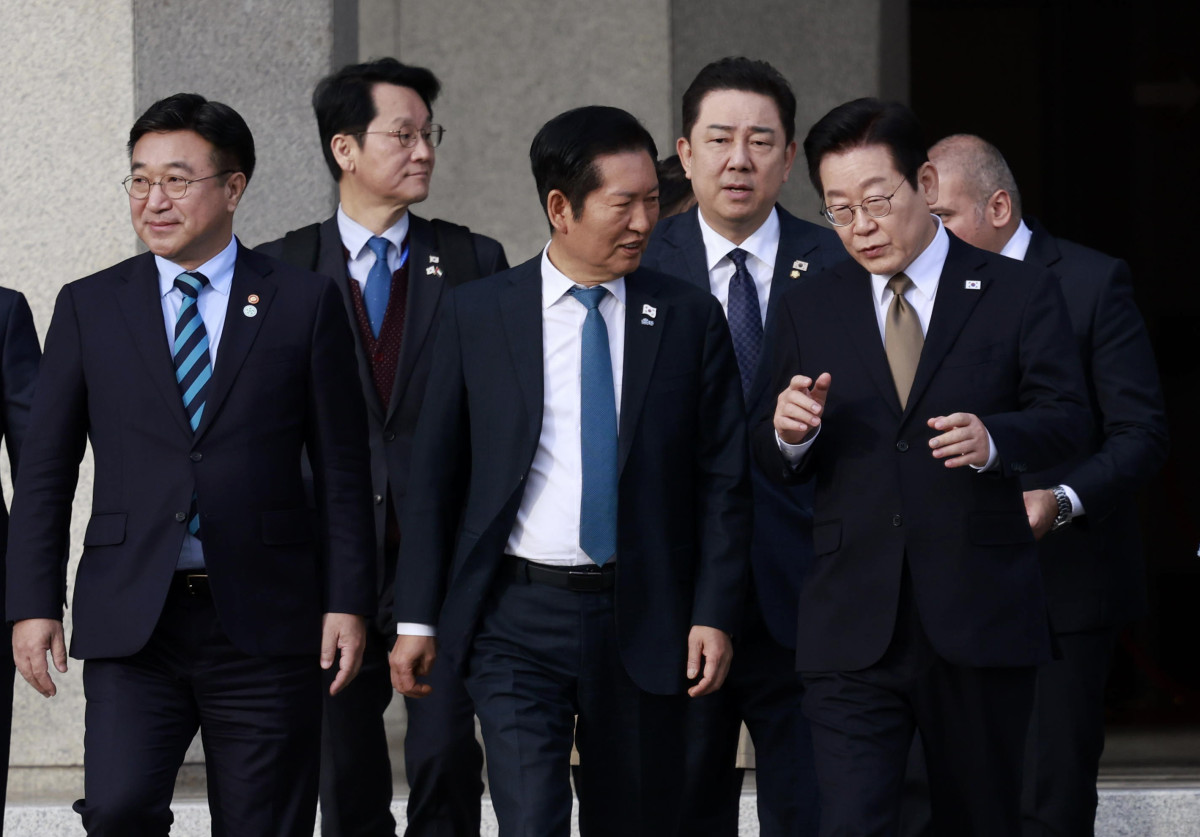 ▲남아공 G20 정상회의 참석 차 순방길에 오르는 이재명 대통령이 17일 경기 성남 서울공항에서 정청래 더불어민주당 대표와 대화를 하며 공군1호기로 향하고 있다.이 대통령은 17~19일 아랍에미리트(UAE) 국빈 방문, 19~21일 이집트 공식 방문, 21~23일 남아공 G20 정상회의 참석, 24~25일 튀르키예 국빈 방문 일정을 이어간다. 2025.11.17. (뉴시스)