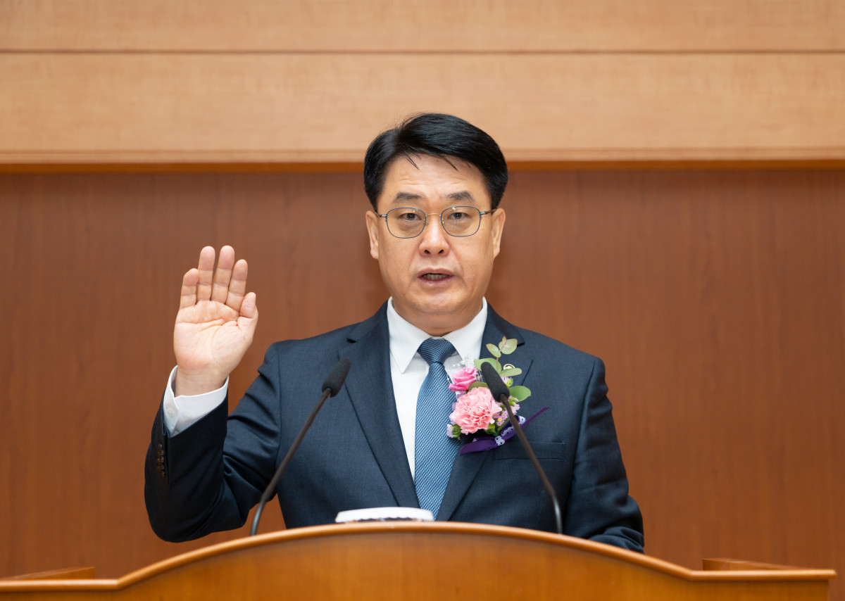 ▲ 이정렬 개인정보보호위원회 부위원장이 11월 17일 오전 서울 종로구 정부서울청사에서 개최된 취임식에서 선서를 하고 있다. (사진제공=개인정보보호위원회)