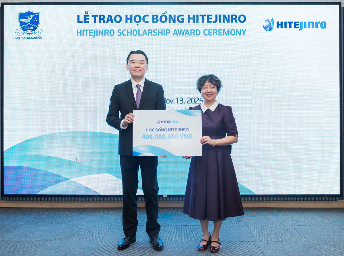 ▲13일 열린 베트남 현지 대학생 장학금 수여식에 참석한 김인규(왼쪽) 하이트진로 대표와 하노이 국립외국어대학교 베트남 현지 대학생 장학금 수여식 개최(2)( 좌) 하이트진로 김인규 대표 (우) 하레낌아잉 하노이 국립외국어대 부총장 (사진=하이트진로)