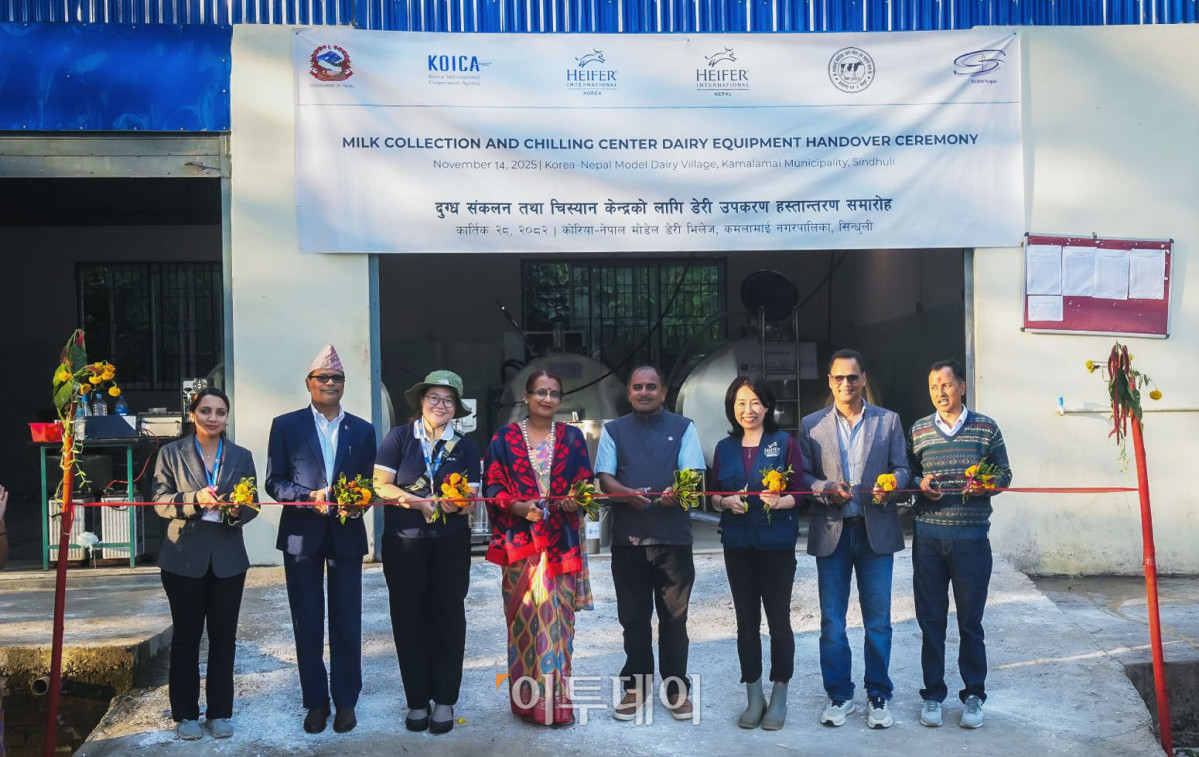 ▲14일 네팔 카말라마이에서 열린 여성낙농협동조합 우유집유소 개소식에서 이혜원 헤퍼코리아 대표를 비롯한 내빈들이 기념 촬영을 하고 있다. 왼쪽부터 아스미따 수베디 네팔 농림축산개발부 과장, 가우리만 수레스따 바그마티 지역 농림축산개발부 국장, 여수진 코이카 네팔사무소 부소장, 구나 쿠마리 카말라마이 여성낙농협동조합 회장, 우펜드라 포카텔 카말라마이시 시장, 헤퍼코리아 이 대표. (사진 제공=헤퍼코리아)