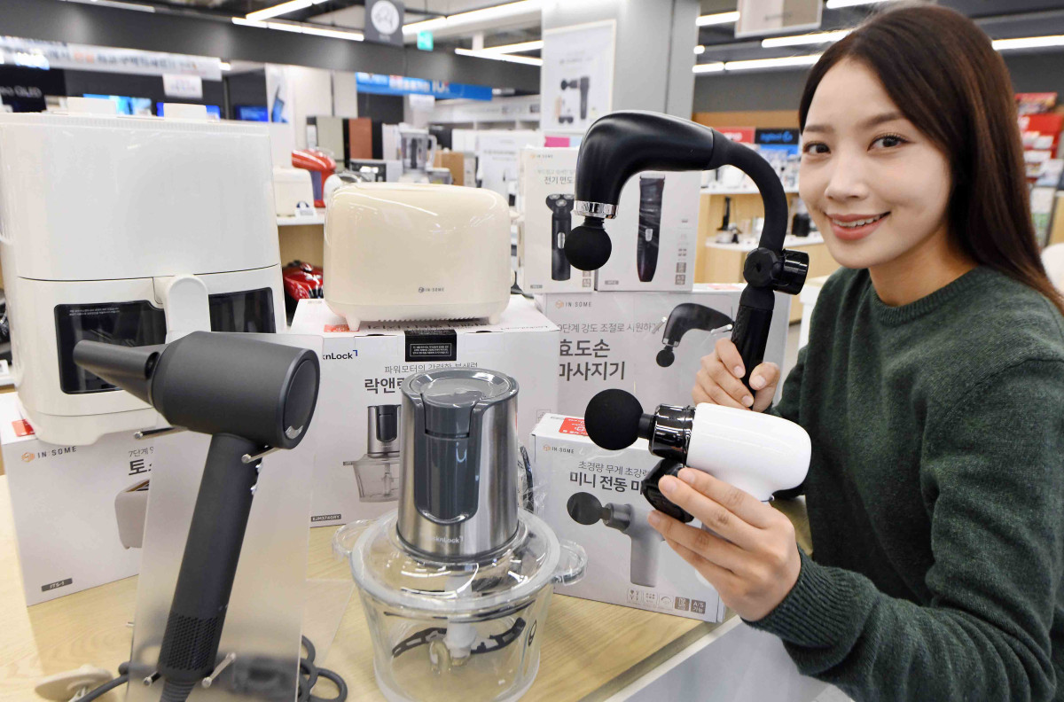 ▲모델이  17일 ‘홈플러스 메가 푸드 마켓 라이브’ 강서점에서 ‘반값가전’ 상품을 소개하고 있다. (사진제공=홈플러스)