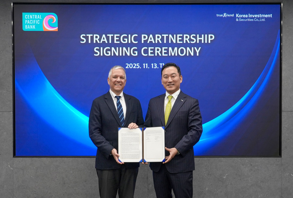 ▲지난 13일 한국투자증권 본사에서 열린 협약식에서 김성환 한국투자증권 사장(오른쪽)과 아놀드 마티네즈 센트럴 퍼시픽 뱅크 행장이 기념 사진을 촬영하고 있다. (한국투자증권)