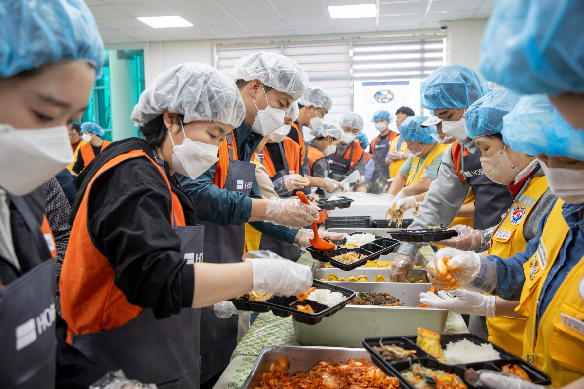 ▲호반그룹 임직원 봉사단 ‘호반사랑나눔이’가 지난 4월 안동 산불 피해지역을 찾아 이재민을 위한 배식 봉사활동을 진행했다. (호반건설)