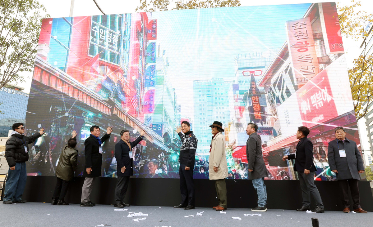 ▲17일 서울 중구 남대문시장 일대에서 열린 ‘남대문시장 아케이드 조성 준공식’에서 오세훈 서울시장과 김길성 중구청장 등이 기념 퍼포먼스를 하고 있다. 남대문시장 중심가로 약 135m 구간에 조성된 아케이드는 한옥 처마를 형상화했다. 신태현 기자 holjjak@