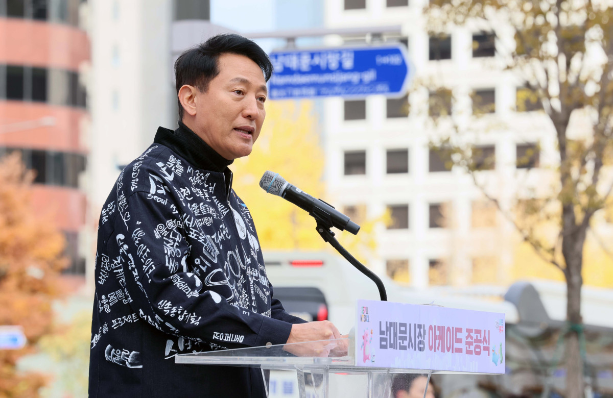 ▲오세훈 서울시장이 17일 서울 중구 남대문시장 일대에서 열린 ‘남대문시장 아케이드 조성 준공식’에서 기념사를 하고 있다. 남대문시장 중심가로 약 135m 구간에 조성된 아케이드는 한옥 처마를 형상화했다. 신태현 기자 holjjak@