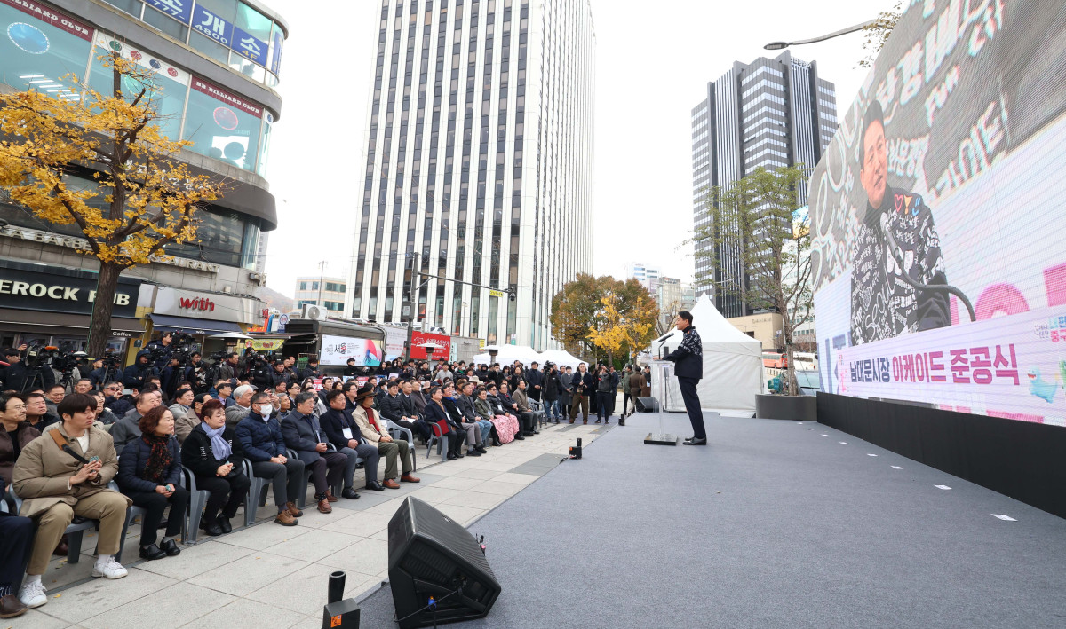 ▲오세훈 서울시장이 17일 서울 중구 남대문시장 일대에서 열린 ‘남대문시장 아케이드 조성 준공식’에서 기념사를 하고 있다. 남대문시장 중심가로 약 135m 구간에 조성된 아케이드는 한옥 처마를 형상화했다. 신태현 기자 holjjak@