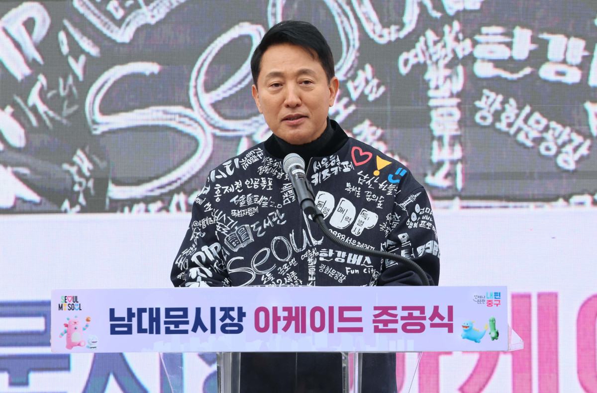 ▲오세훈 서울시장이 17일 서울 중구 남대문시장 일대에서 열린 ‘남대문시장 아케이드 조성 준공식’에서 기념사를 하고 있다. 남대문시장 중심가로 약 135m 구간에 조성된 아케이드는 한옥 처마를 형상화했다. 신태현 기자 holjjak@