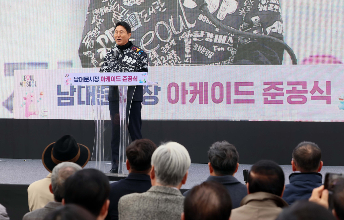 ▲오세훈 서울시장이 17일 서울 중구 남대문시장 일대에서 열린 ‘남대문시장 아케이드 조성 준공식’에서 기념사를 하고 있다. 남대문시장 중심가로 약 135m 구간에 조성된 아케이드는 한옥 처마를 형상화했다. 신태현 기자 holjjak@