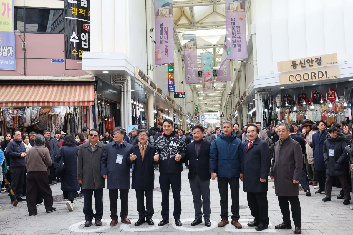 ▲17일 서울 중구 남대문시장 일대에서 열린 ‘남대문시장 아케이드 조성 준공식’에서 오세훈 서울시장과 김길성 중구청장 등이 기념촬영을 하고 있다. 남대문시장 중심가로 약 135m 구간에 조성된 아케이드는 한옥 처마를 형상화했다. 신태현 기자 holjjak@