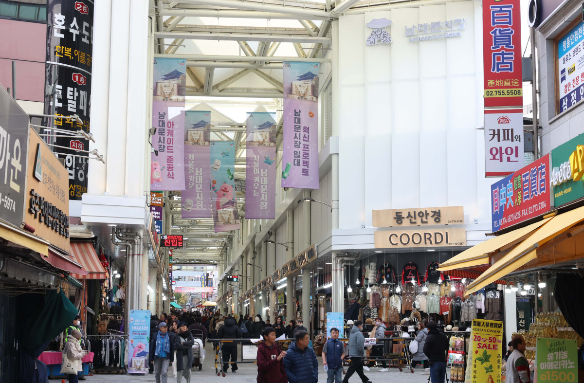 ▲17일 서울 중구 남대문시장에서 시민들이 아케이드 아래를 지나고 있다. 서울시는 이날 ‘남대문시장 아케이드 조성 준공식’을 가졌다. 남대문시장 중심가로 약 135m 구간에 설치된 아케이드는 한옥 처마를 형상화했다. 신태현 기자 holjjak@