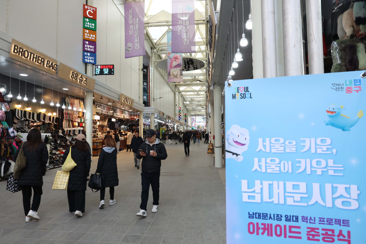 ▲17일 서울 중구 남대문시장에서 시민들이 아케이드 아래를 지나고 있다. 서울시는 이날 ‘남대문시장 아케이드 조성 준공식’을 가졌다. 남대문시장 중심가로 약 135m 구간에 설치된 아케이드는 한옥 처마를 형상화했다. 신태현 기자 holjjak@