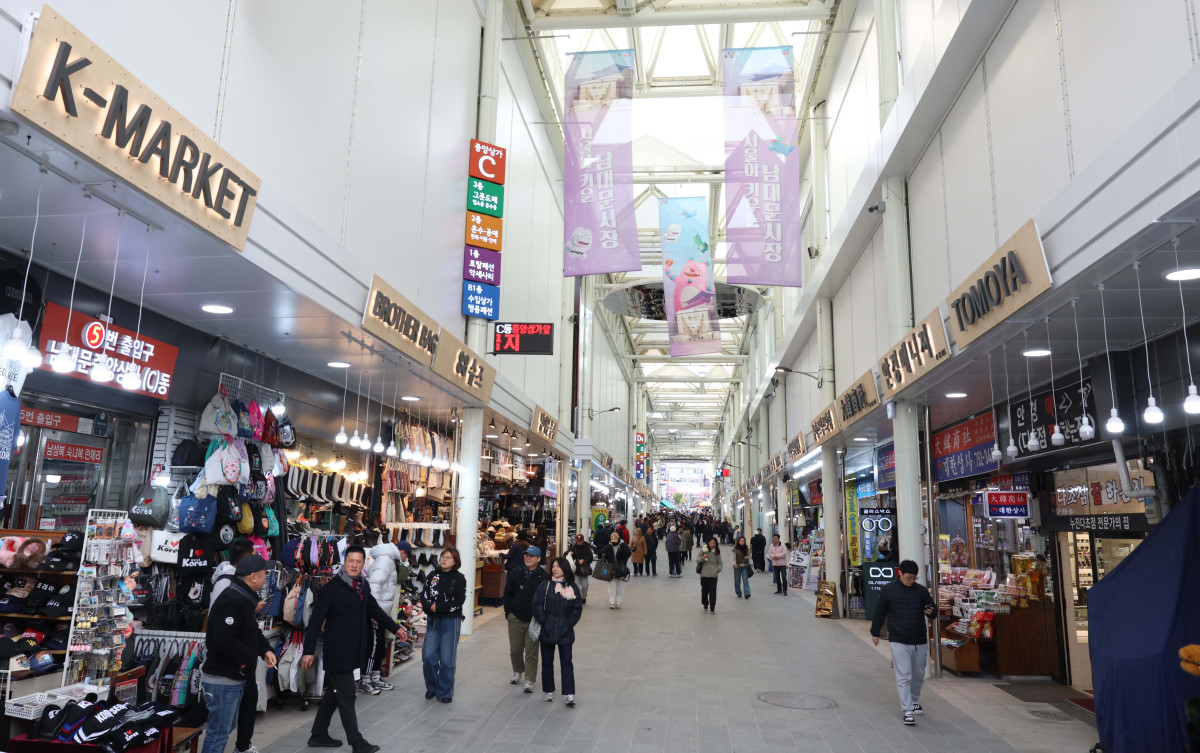 ▲17일 서울 중구 남대문시장에서 시민들이 아케이드 아래를 지나고 있다. 서울시는 이날 ‘남대문시장 아케이드 조성 준공식’을 가졌다. 남대문시장 중심가로 약 135m 구간에 설치된 아케이드는 한옥 처마를 형상화했다. 신태현 기자 holjjak@