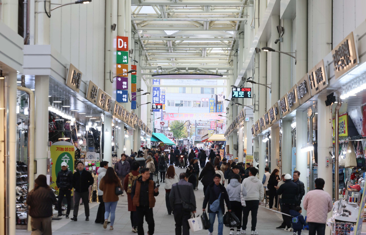▲17일 서울 중구 남대문시장에서 시민들이 아케이드 아래를 지나고 있다. 서울시는 이날 ‘남대문시장 아케이드 조성 준공식’을 가졌다. 남대문시장 중심가로 약 135m 구간에 설치된 아케이드는 한옥 처마를 형상화했다. 신태현 기자 holjjak@
