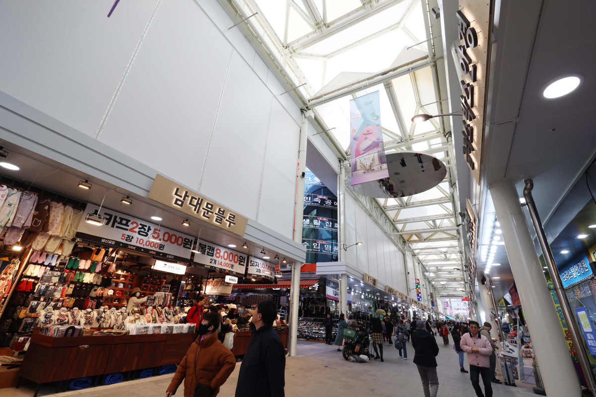▲17일 서울 중구 남대문시장에서 시민들이 아케이드 아래를 지나고 있다. 서울시는 이날 ‘남대문시장 아케이드 조성 준공식’을 가졌다. 남대문시장 중심가로 약 135m 구간에 설치된 아케이드는 한옥 처마를 형상화했다. 신태현 기자 holjjak@