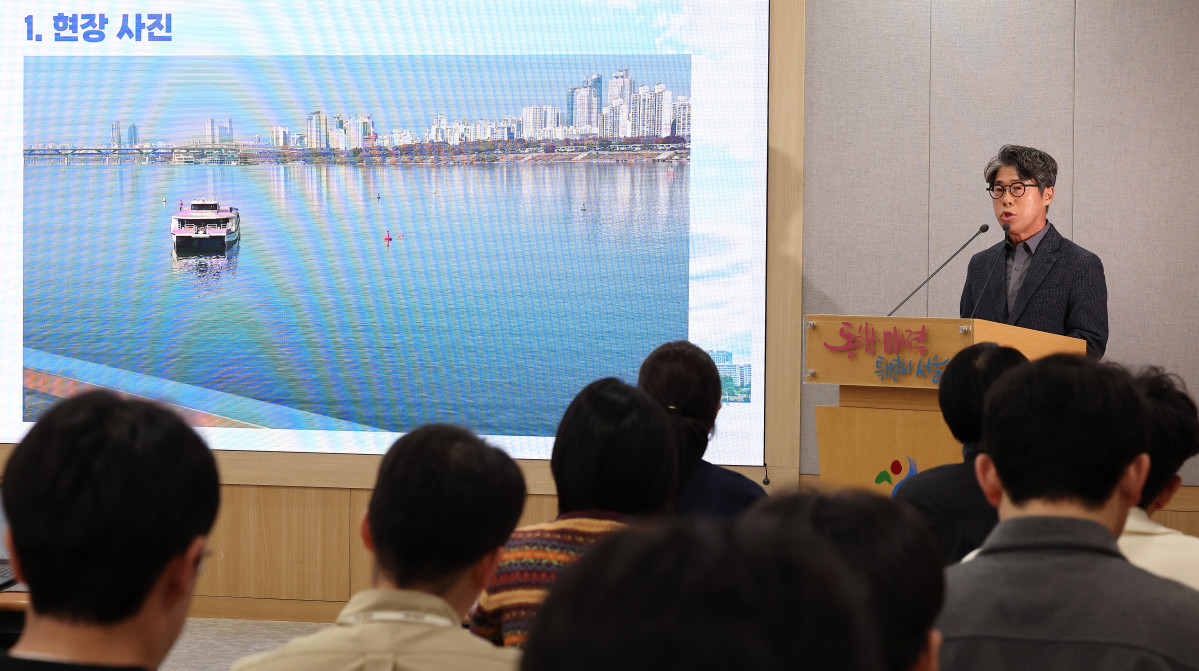 ▲김선직 한강버스 대표가 17일 서울시청 브리핑룸에서 지난 15일 한강버스가 강바닥에 걸려 멈춘 사고와 관련해 브리핑하고 있다. (연합뉴스)