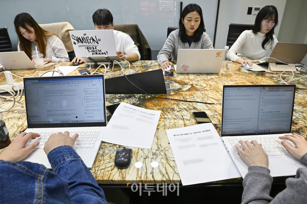 ▲17일 서울 강남구 이투데이빌딩에서 열린 제1회 이투데이 AI 활용 기사 작성 경시대회에서 기자들이 AI를 활용해 기사 작성을 하고 있다. 조현호 기자 hyunho@