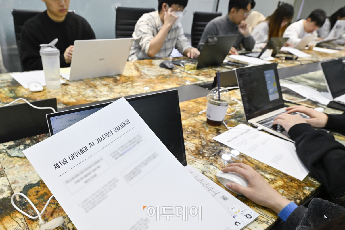▲17일 서울 강남구 이투데이빌딩에서 열린 제1회 이투데이 AI 활용 기사 작성 경시대회에서 기자들이 AI를 활용해 기사 작성을 하고 있다. 조현호 기자 hyunho@