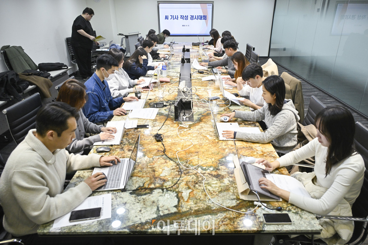 ▲17일 서울 강남구 이투데이빌딩에서 열린 제1회 이투데이 AI 활용 기사 작성 경시대회에서 기자들이 AI를 활용해 기사 작성을 하고 있다. 조현호 기자 hyunho@