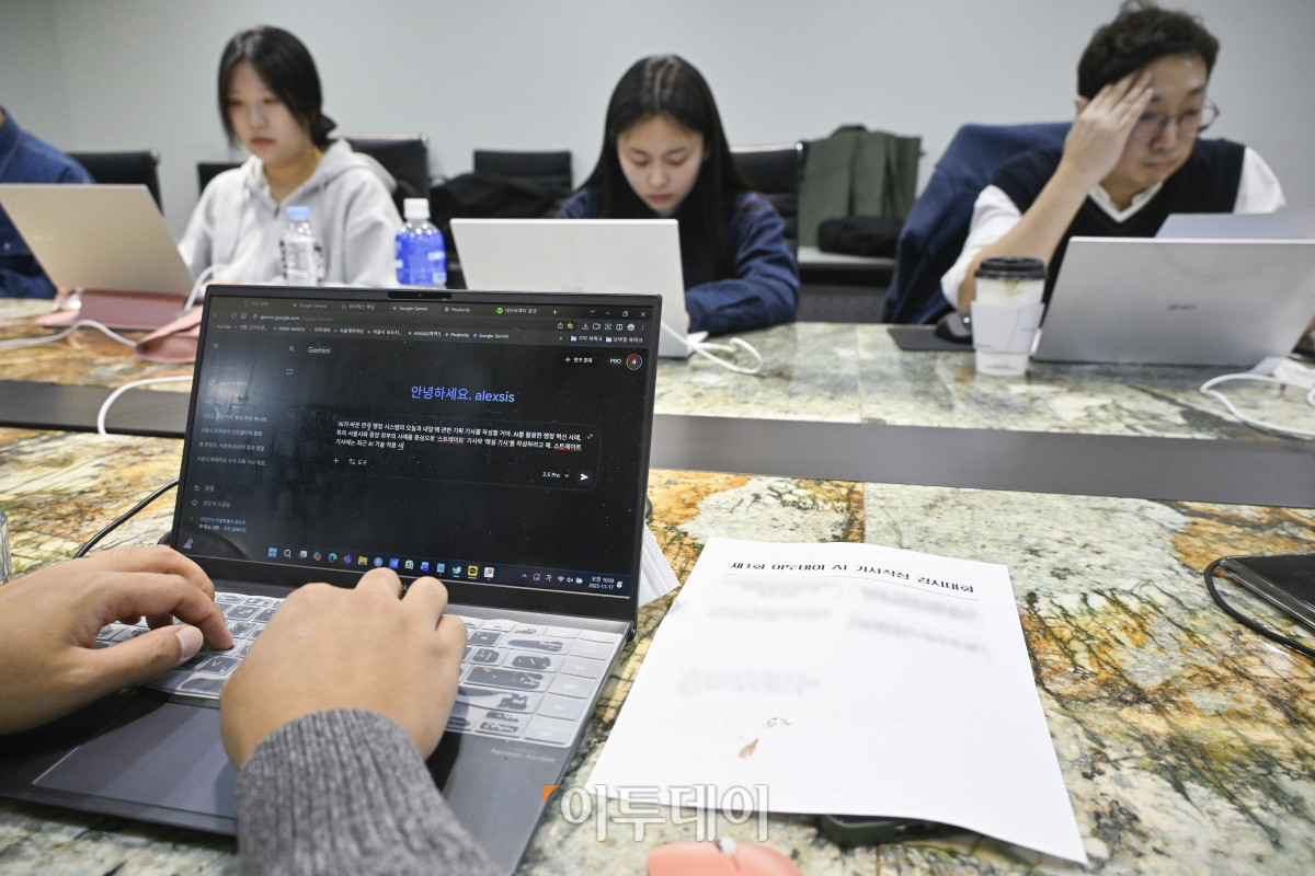 ▲17일 서울 강남구 이투데이빌딩에서 열린 제1회 이투데이 AI 활용 기사 작성 경시대회에서 기자들이 AI를 활용해 기사 작성을 하고 있다. 조현호 기자 hyunho@