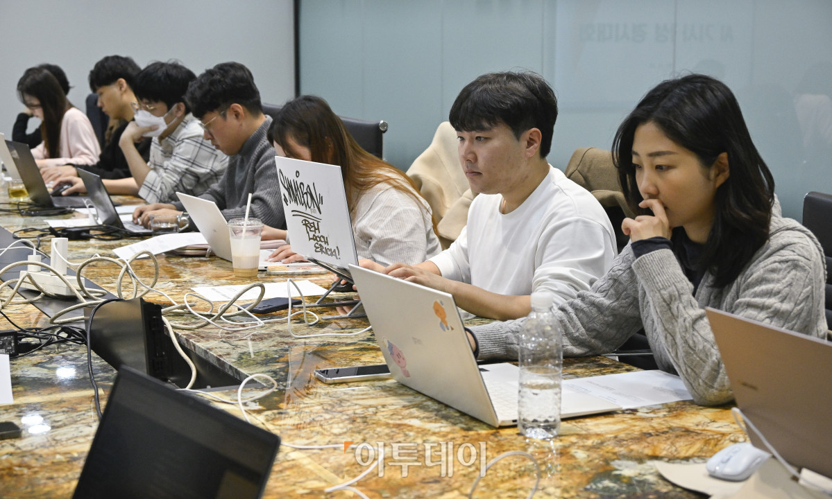 ▲17일 서울 강남구 이투데이빌딩에서 열린 제1회 이투데이 AI 활용 기사 작성 경시대회에서 기자들이 AI를 활용해 기사 작성을 하고 있다. 조현호 기자 hyunho@