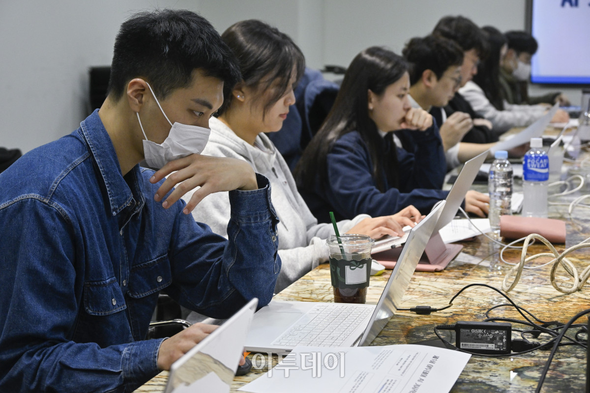 ▲17일 서울 강남구 이투데이빌딩에서 열린 제1회 이투데이 AI 활용 기사 작성 경시대회에서 기자들이 AI를 활용해 기사 작성을 하고 있다. 조현호 기자 hyunho@